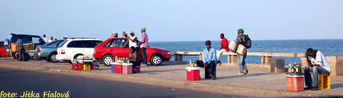 Pobřeží Maputa, kudy projíždí turisté je poseto prodejci nápojů všeho druhu